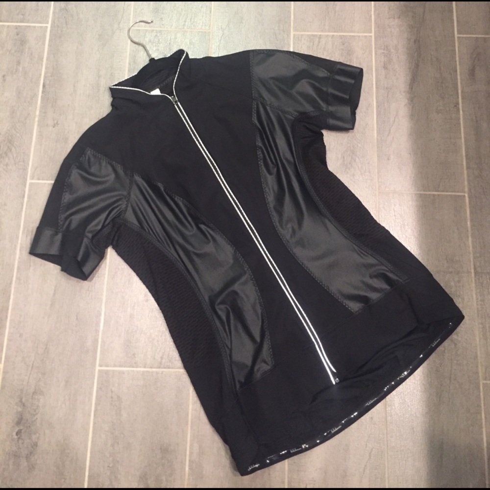 Lululemon black short sleeve zip up with pockets!