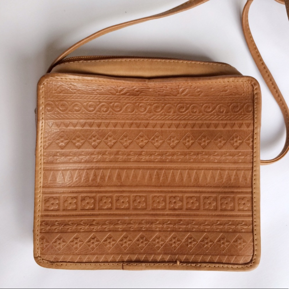KENNETH COLE Vtg Sm Light Br Leather Crossbody Bag