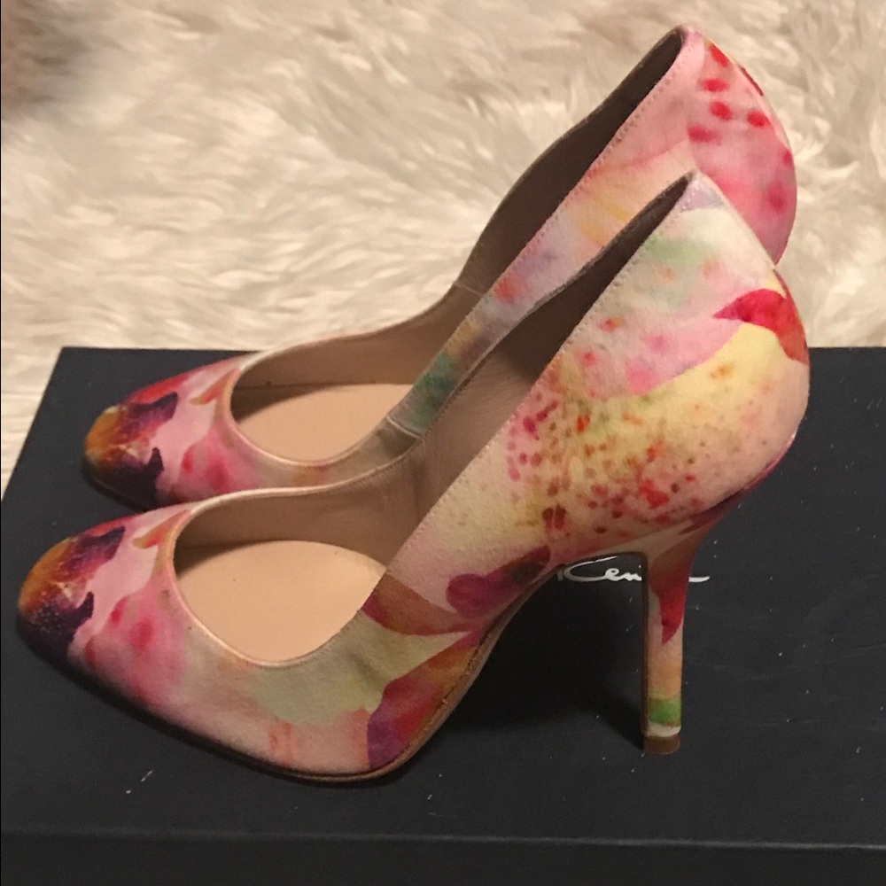 Oscar de la a Renta Woman's heel. SALE!