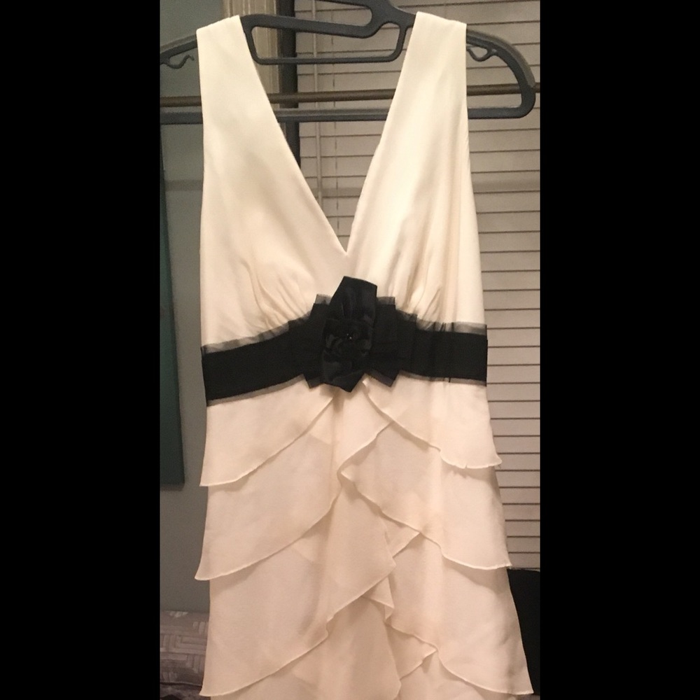 BCBG GORGEOUS SZ 8 Vneck Ruffled Gown