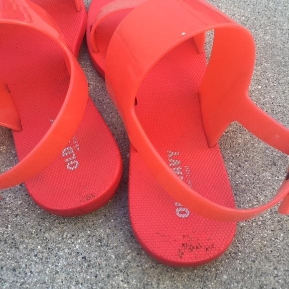 Sandales Old Navy à Brides Avec Fleur - Couleur Corail/orange/rouge, Pointure 7 US Enfant, Neuves Avec étiquette