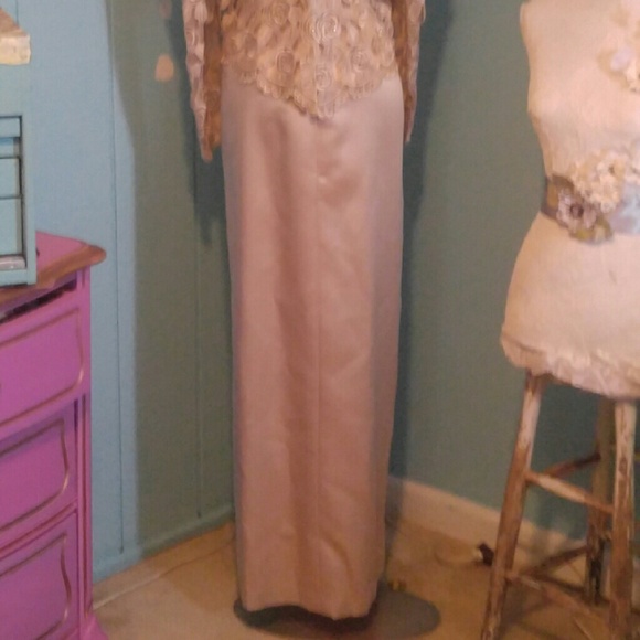 Gown - Picture 2 of 4