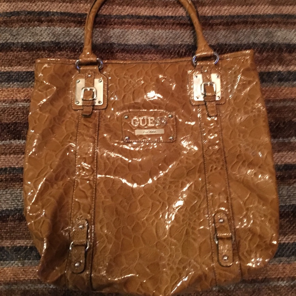 Super Cute Guess Purse 👜💋🛍🎁❤