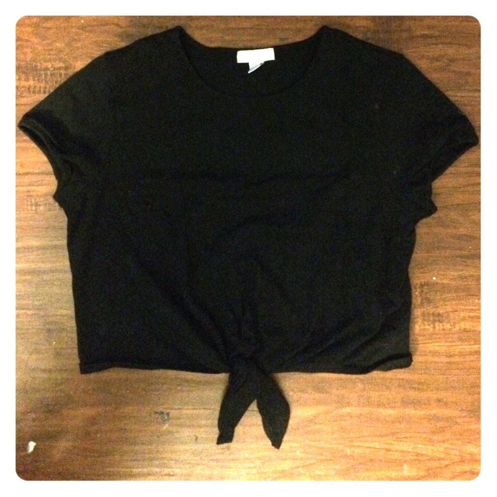Short sleeve crop top with front knot