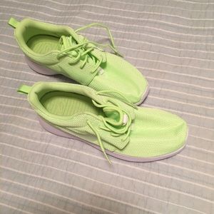 Nike Roche  women's 8.5 brand new