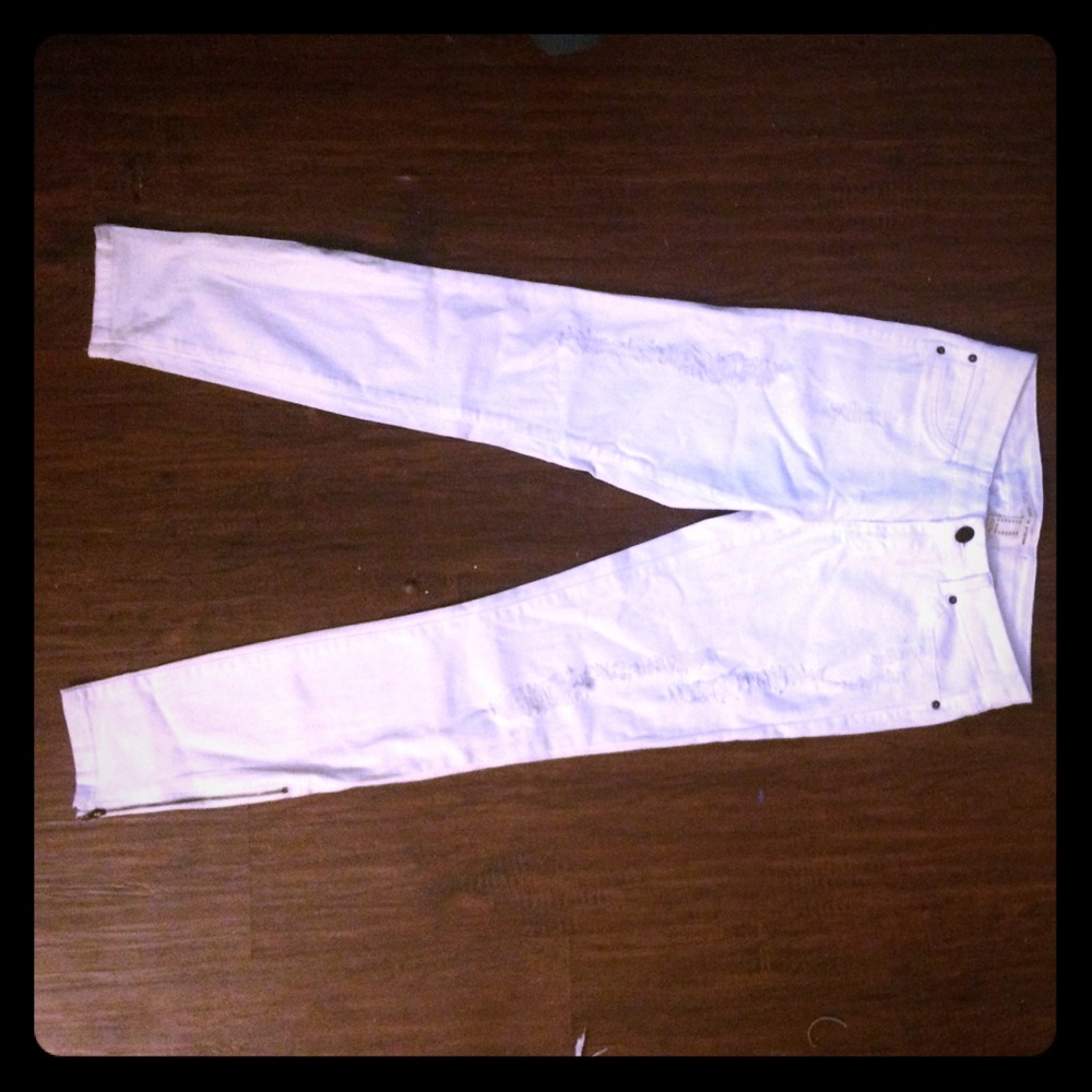 White distressed skinny jeans