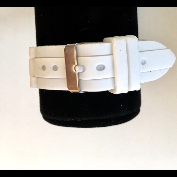 Crystal and Rose Gold Fashion Watch - Picture 3 of 4