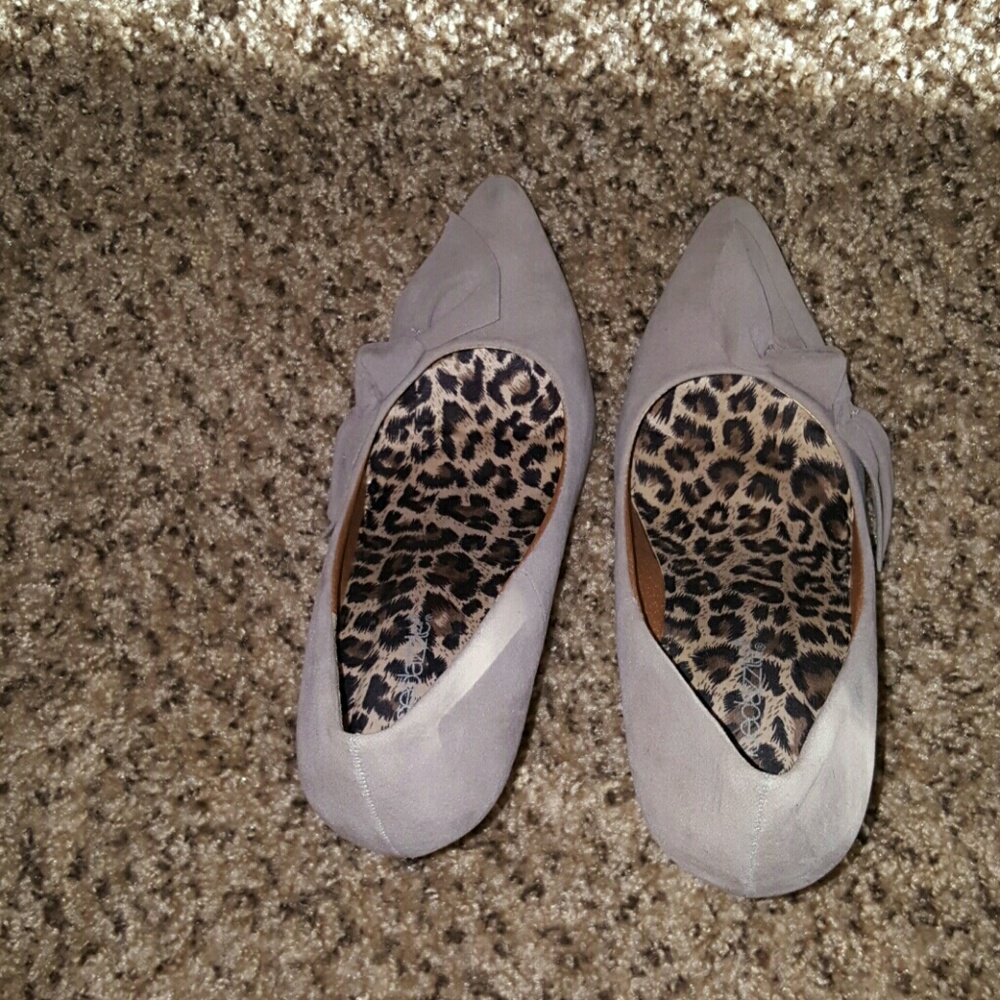 Tan point heel with bow