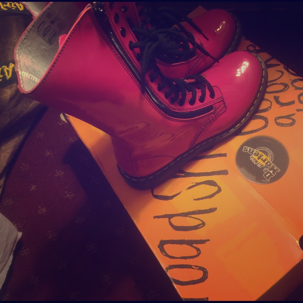 DR MARTIN 14 hole boots