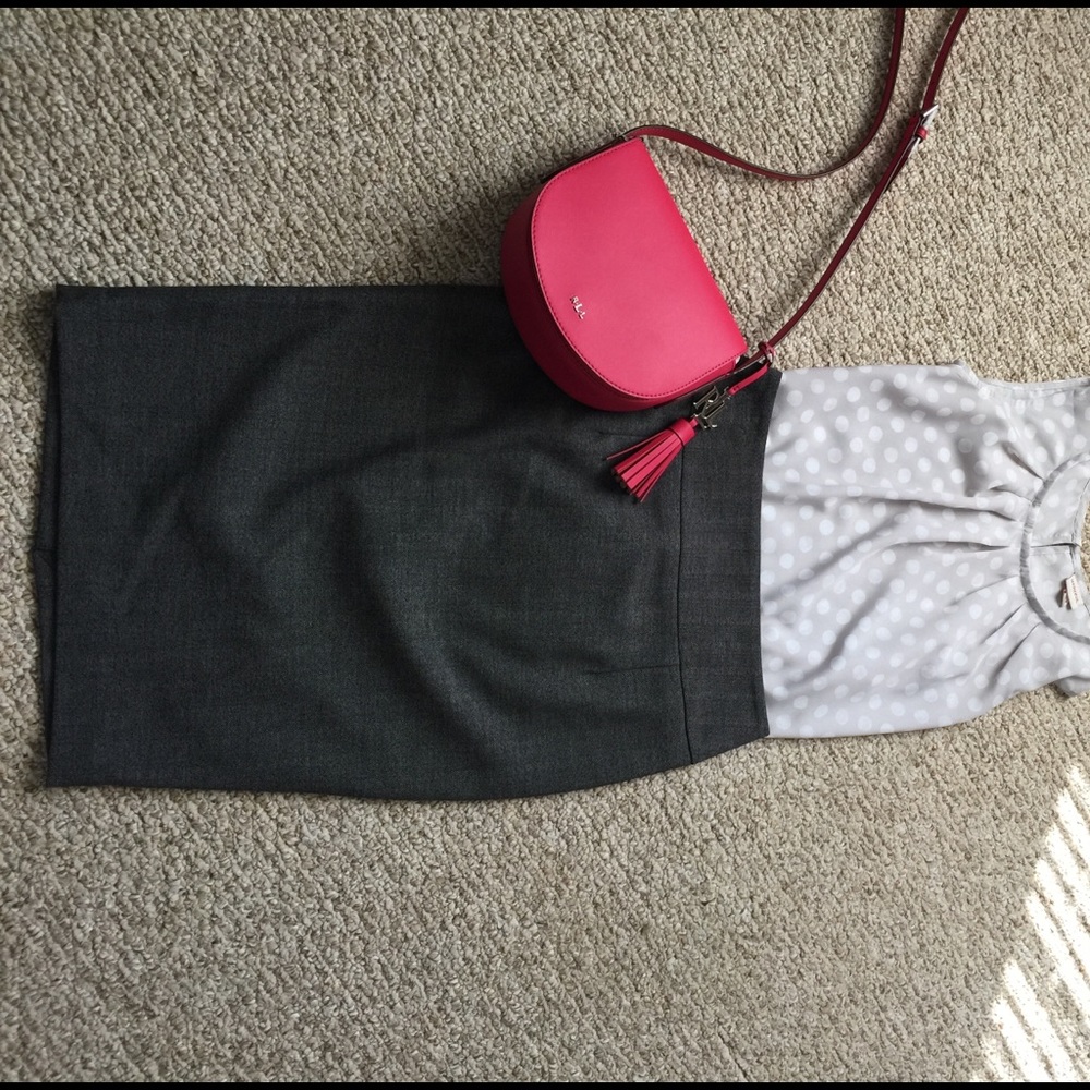 Dark grey pencils skirt