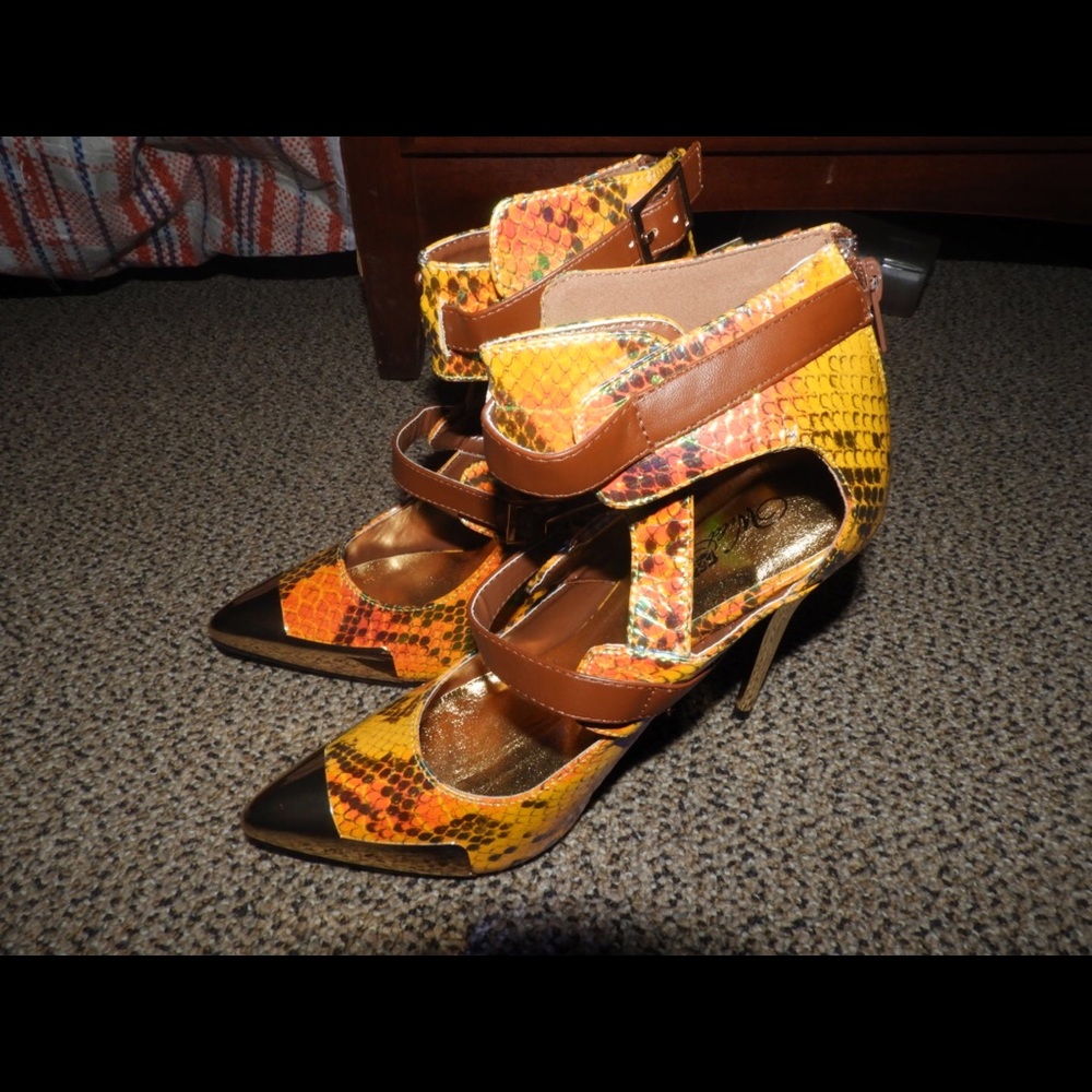 Metallic snake skin heel
