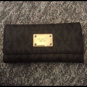 Michael kors jet set wallet