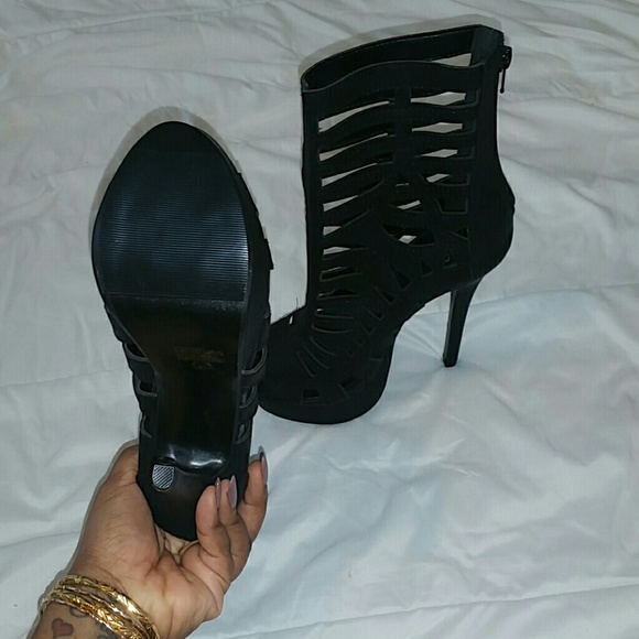 Black heels - Picture 3 of 3