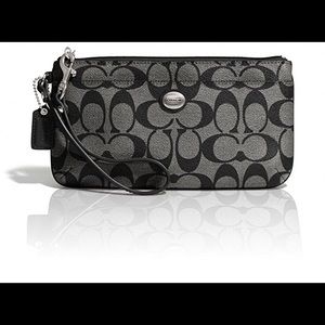 Coach NWOT Adorable Authentic Signature Wristlet ✨