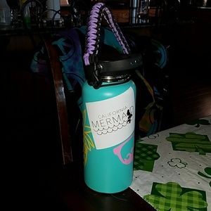 Hydroflask barely used and in great condition!