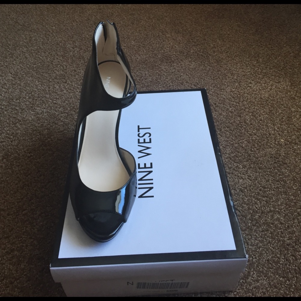 Nine West women's Kowed dress shoes.  Black patten