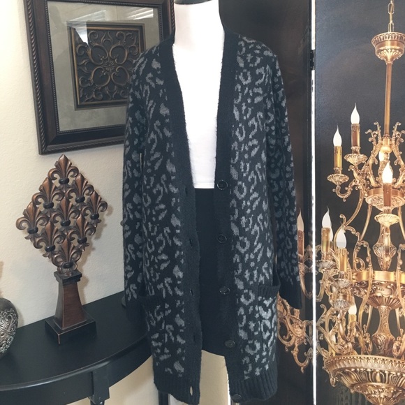🆕Leopard Boyfriend Sweater - Picture 1 of 2