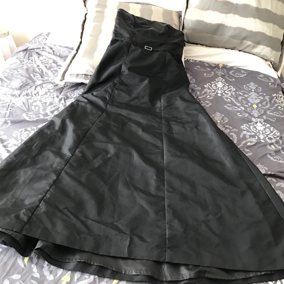 Black strapless gown - Picture 2 of 3