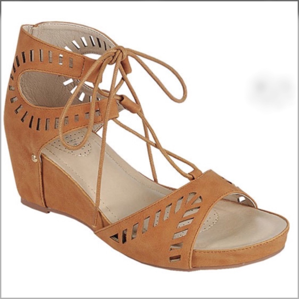 Super CLEARANCE❗️Laser cut lace up wedge sandals