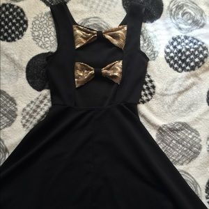 Open back gold bow dress 👗