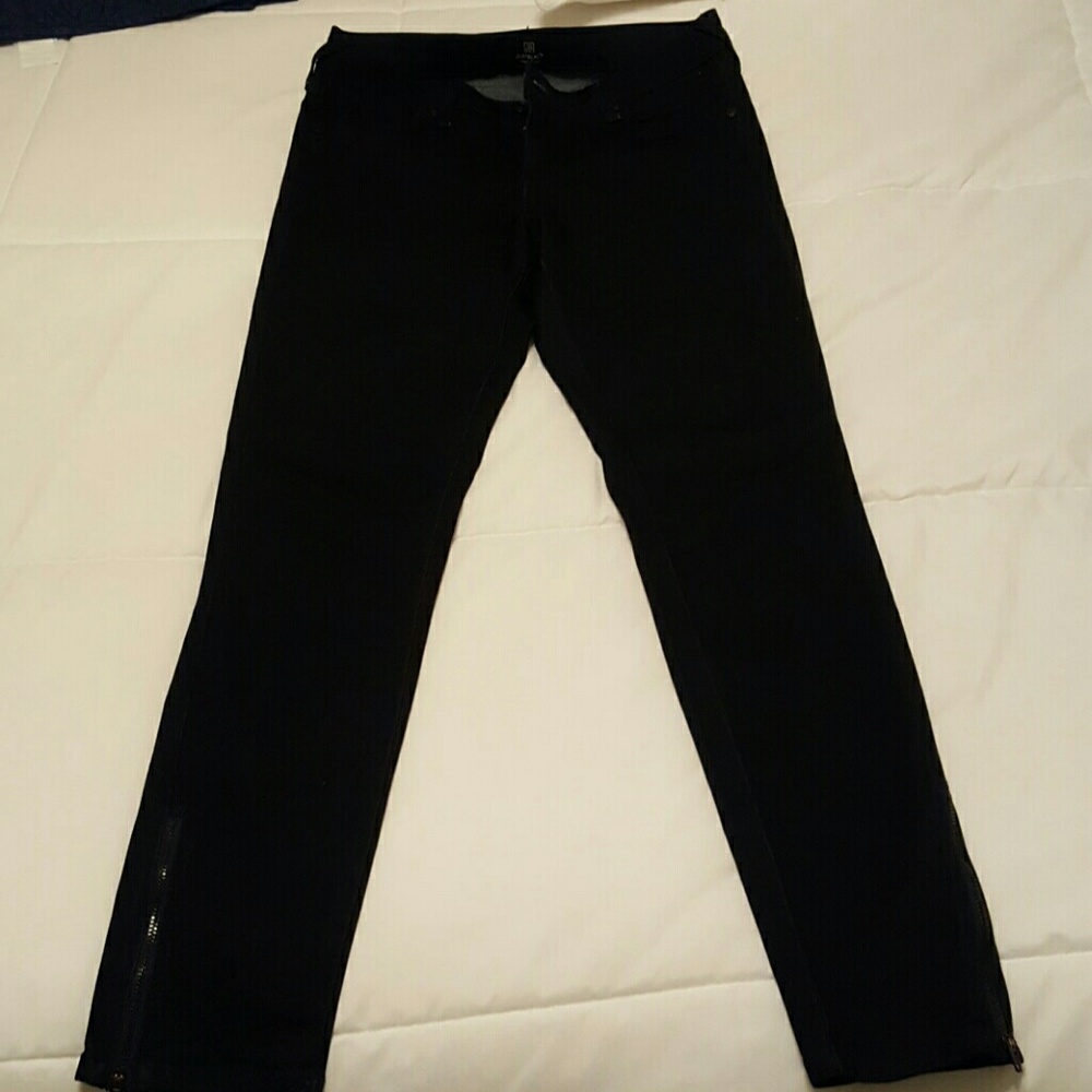 Skinny jeans with zippers on the sides.