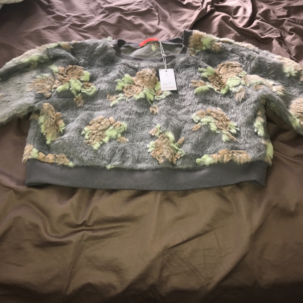 Lulumari furry sweater size large brand new