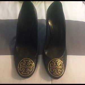 Tory burch black snakeskin logo wedges