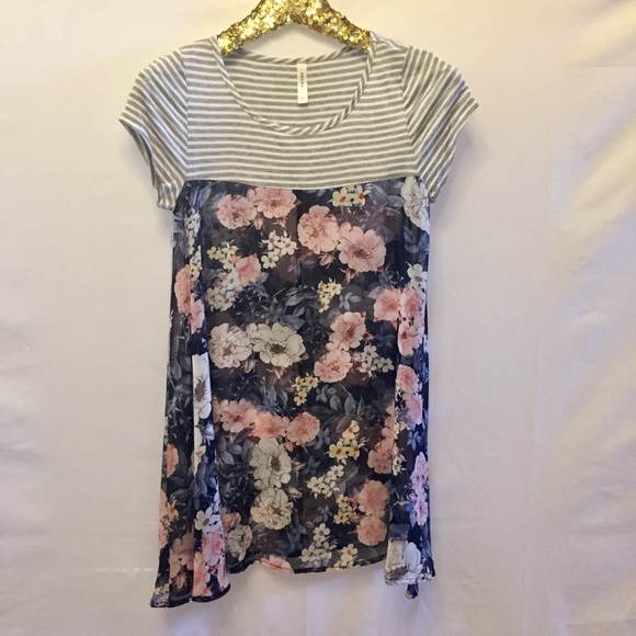 S-M Stunning floral top - Picture 2 of 6