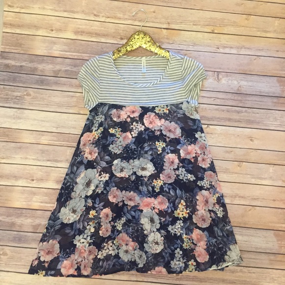 S-M Stunning floral top - Picture 3 of 6