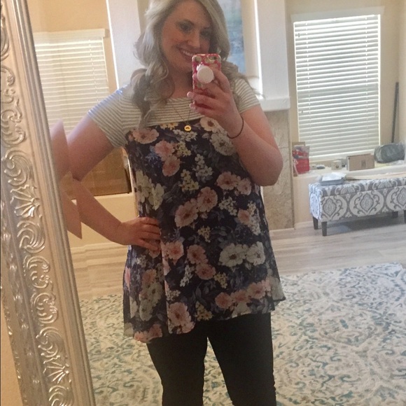 S-M Stunning floral top - Picture 6 of 6