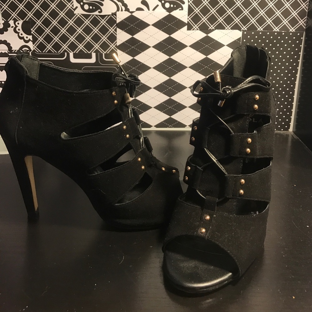 Size 9.5 black and gold prom shoes