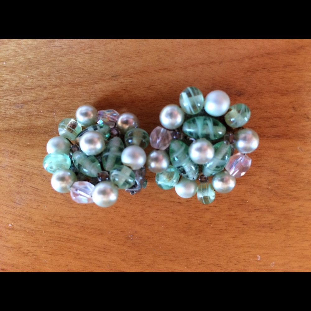🌺 2 for $10🌺 Gorgeous vintage clip on earrings.