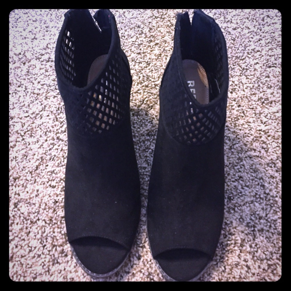 Super cute peep toe black booties