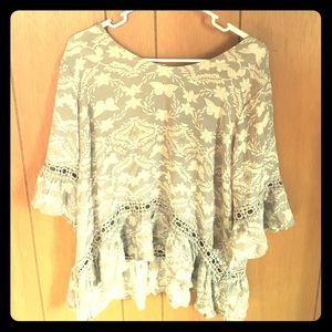 Beautiful gray and white top size large