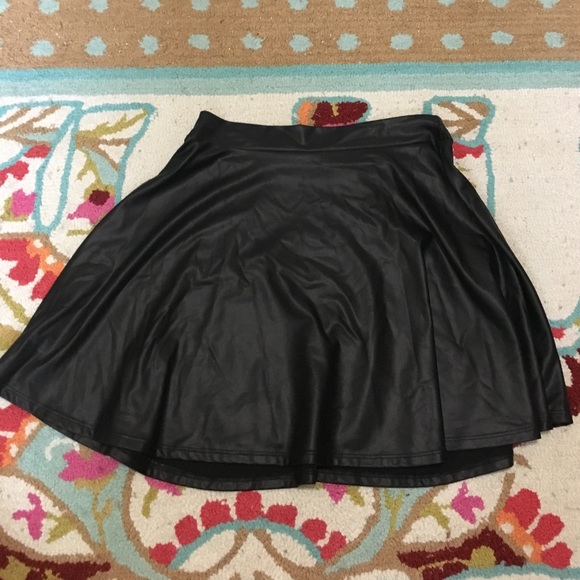 PLEATHER SKATER SKIRT - Picture 2 of 4