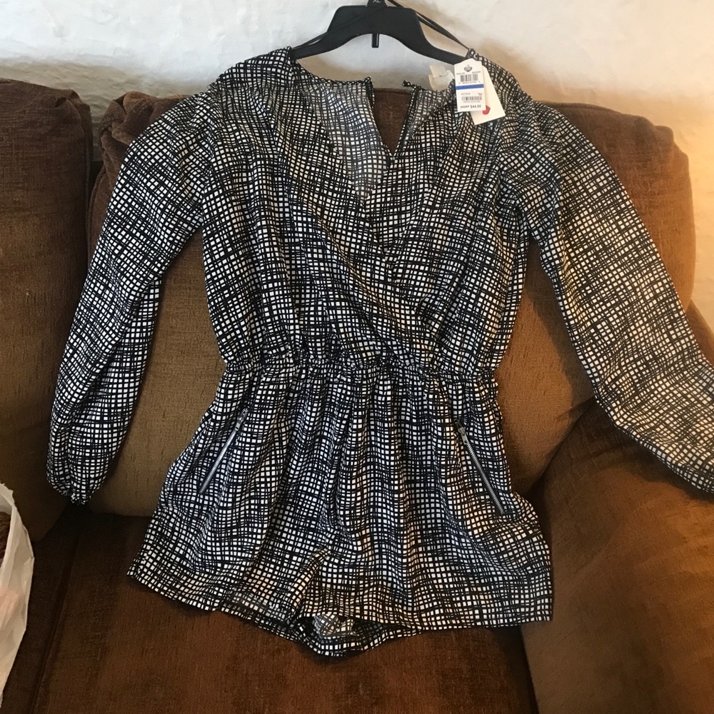 Long sleeve romper black & white