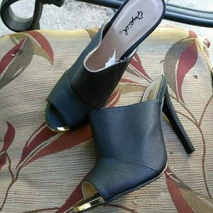 Cute Black heels/mules