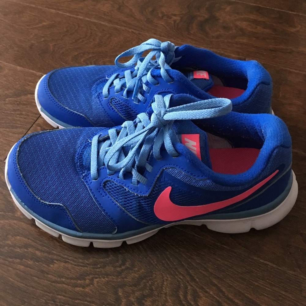 Nike sneakers size 6