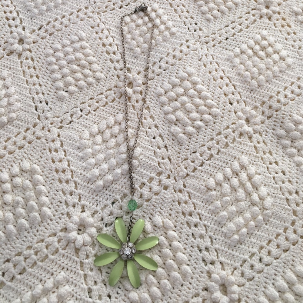 Simple light green flower necklace.
