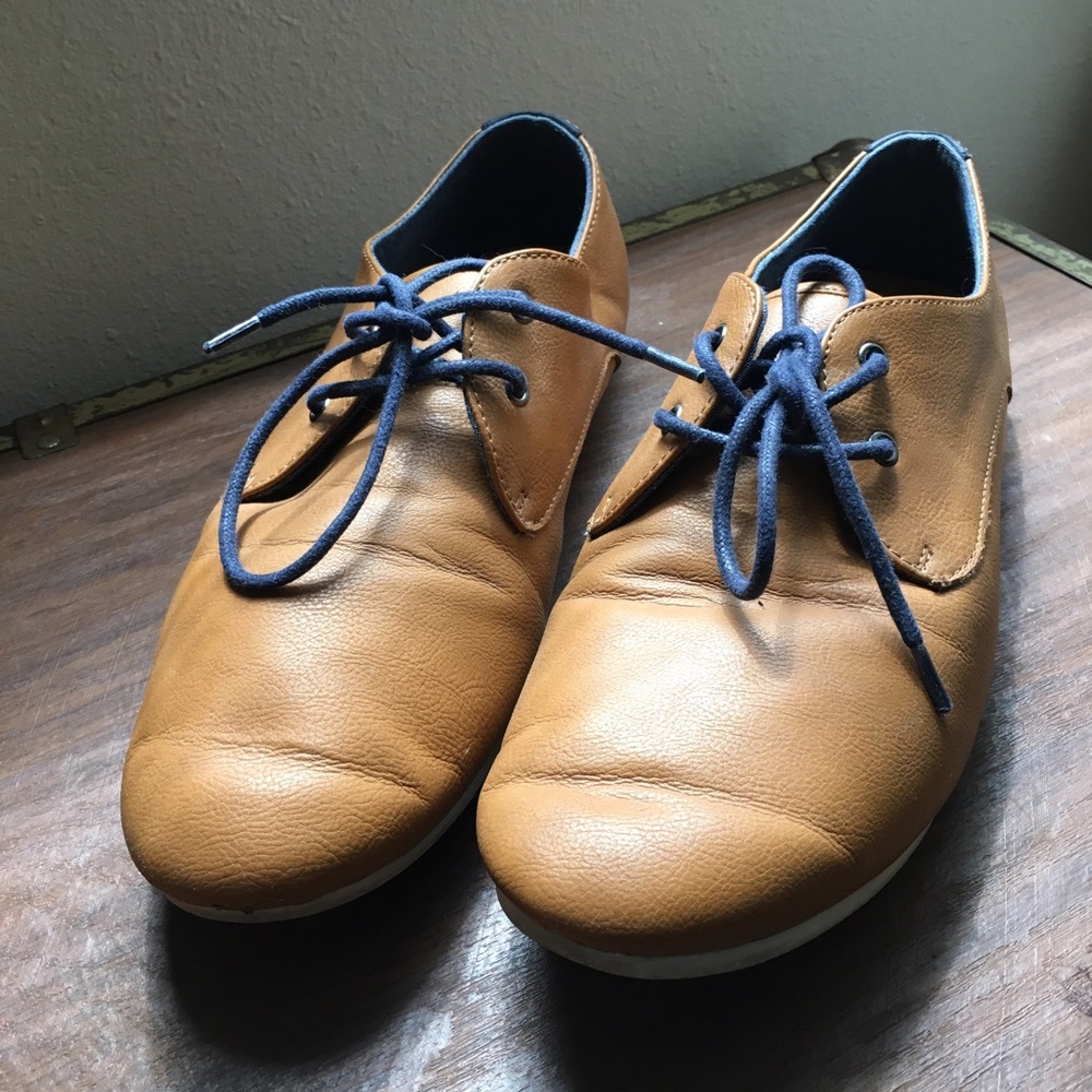 Gently used men's Oxford shoes.