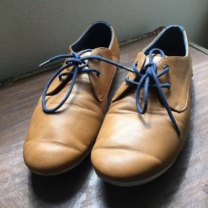 Gently used men's Oxford shoes.