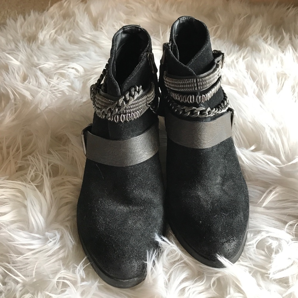 Black booties with chained detail 💥