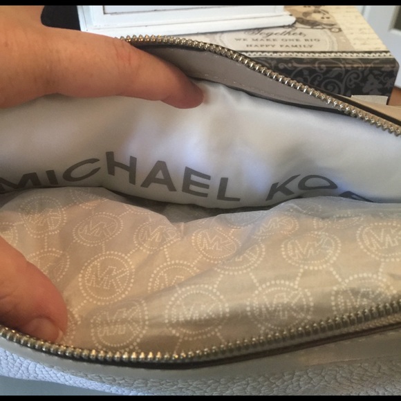 Price Drop!! Michael Kors shoulder bag NWT - Picture 4 of 7