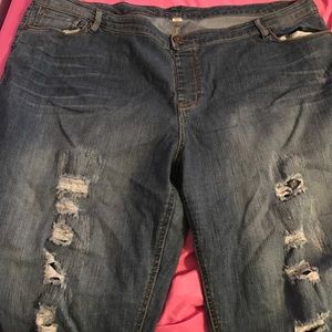 Distressed jean capris sz 28 Avenue