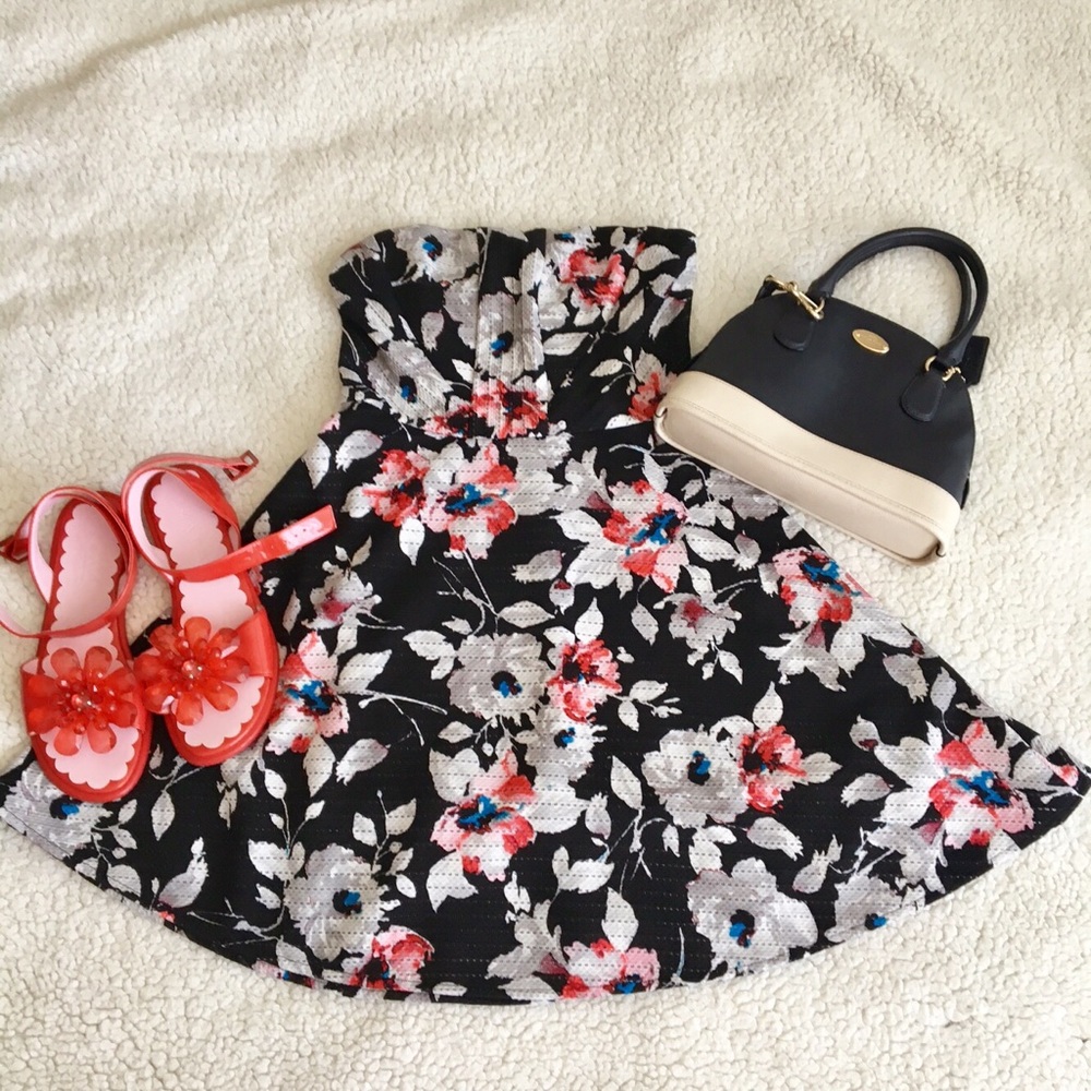 🌸Like New Express Magnolia Strapless Dress🌸