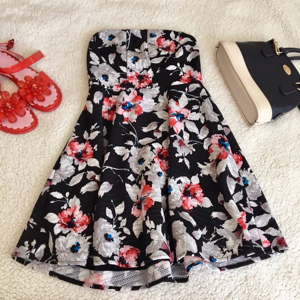 🌸Like New Express Magnolia Strapless Dress🌸 - Picture 2 of 5