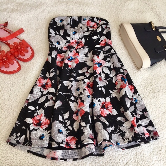 🌸Like New Express Magnolia Strapless Dress🌸 - Picture 2 of 5