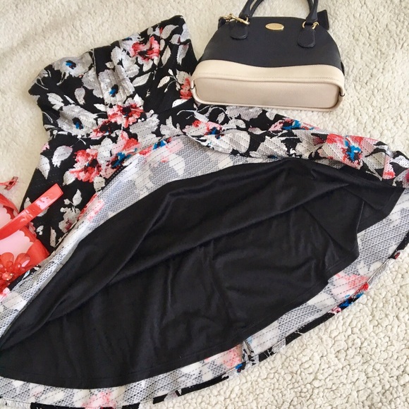 🌸Like New Express Magnolia Strapless Dress🌸 - Picture 3 of 5