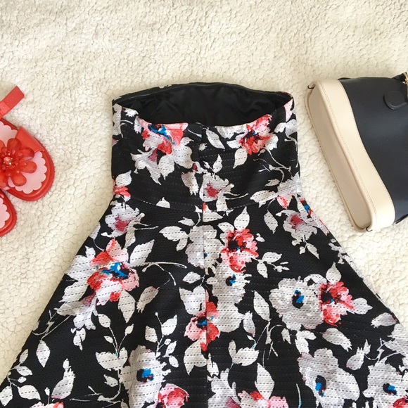 🌸Like New Express Magnolia Strapless Dress🌸 - Picture 5 of 5