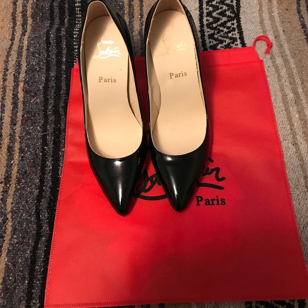 Patent leather black pumps